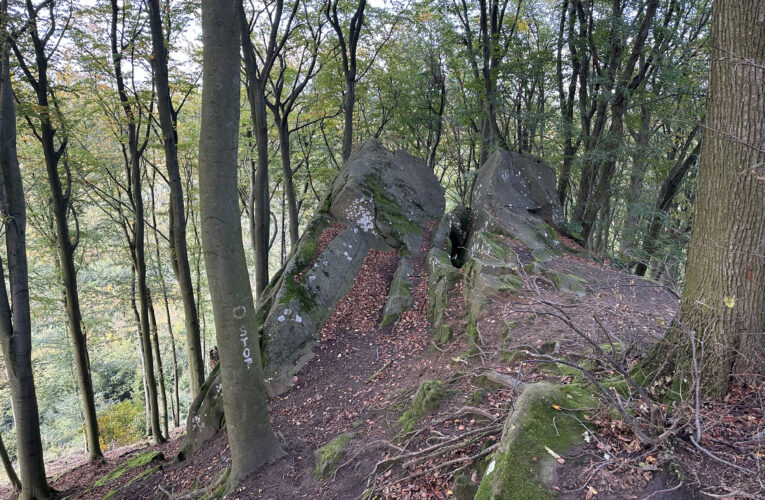 Rozštípená skála (Zlobivá skála)