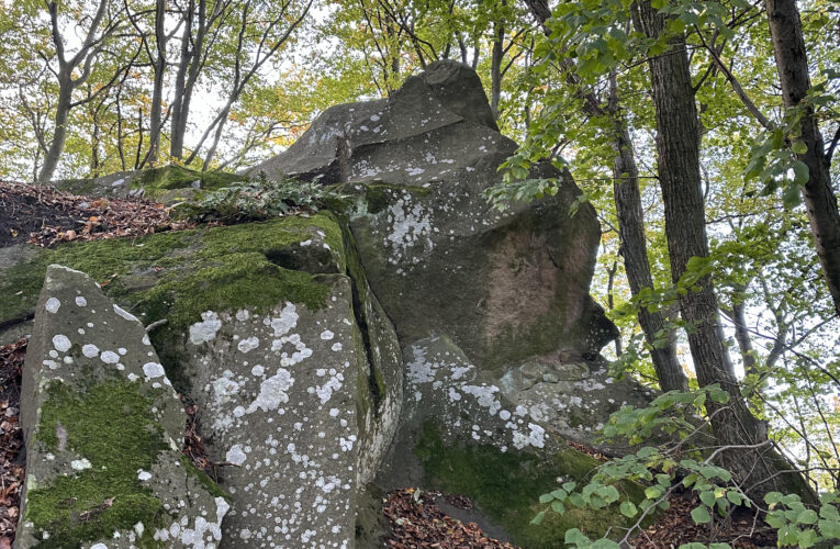 Rozštípená skála (Zlobivá skála)